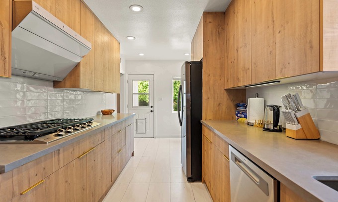 Walnut Valley Casa | Modern Serenity Near LA Tranquil 3BR Stay