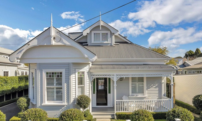 Mount Eden Casa | Modern Serenity on Disraeli Street