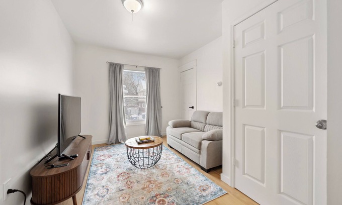Syracuse Apartamento | Modern Serenity Stay w/ king Bed, WIFI and Central Air 1 & 1/2 baths!