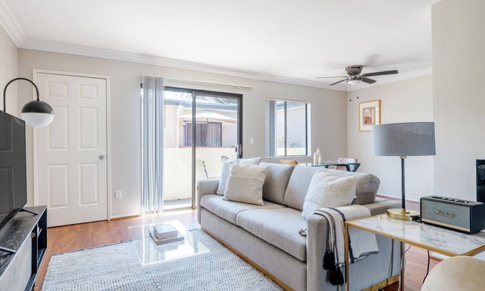 Sherman Oaks Apartamento | Modern Sherman Oaks 2BR w/ Gym, Courtyard, near WF + TJ, by Blueground