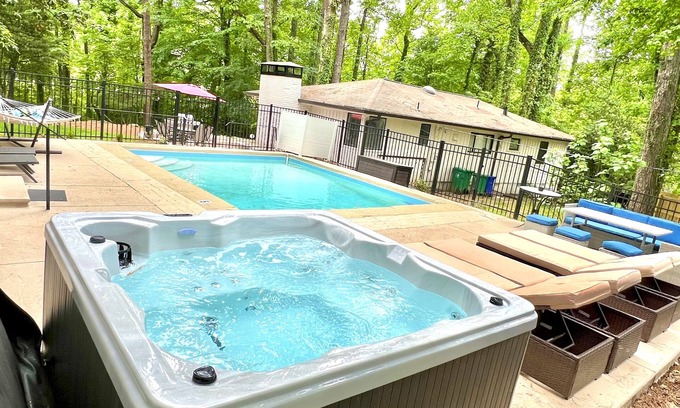 Briarcliff Heights Casa | Modern single story 3 Bdrm house with 1-Bdrm Guest House, HotTub&SUMMER:Pool