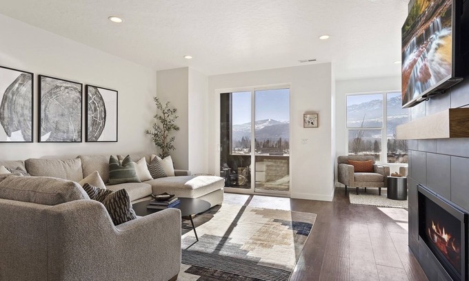 Mountain Green Chalet De Esquí | Modern ski retreat near Snowbasin, FREE SKI PASS. Gas fireplace, pool & hot tub!
