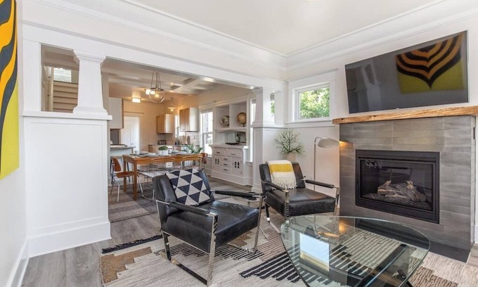 Richmond Casa | Modern, Sleek & Stylish: 2 blocks from Hawthorne!