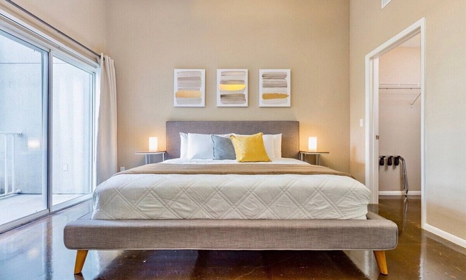 Channel District Apartamento | Moderno + Inteligente | Rey | 55 "y 43" TV | Capacidad para 4
