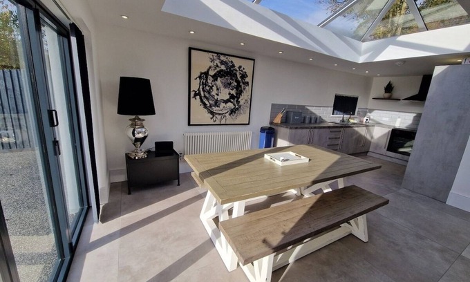 Merthyr Tydfil Casa | Modern & Spacious 5 Bedroom Bungalow with Parking