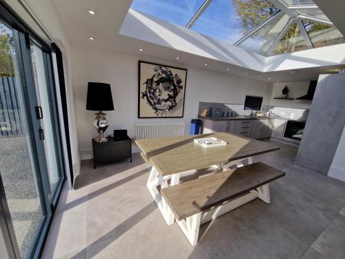 Merthyr Tydfil Casa | Modern & Spacious 5 Bedroom Bungalow with Parking Near Brecon Beacons & Bike Park Wales