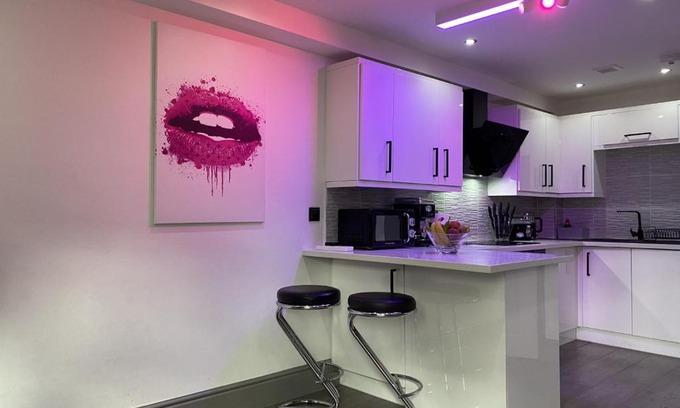 Markhouse Apartamento | Modern Spacious 1 Bed Apartment with Free Parking in Trendy Inner London Suburb 15 mins walk to Victoria Line Underground then 20 mins to Oxford Street "West End of London" or 10 mins walk to Overground and 10 mins to London Liverpool St "City of London"
