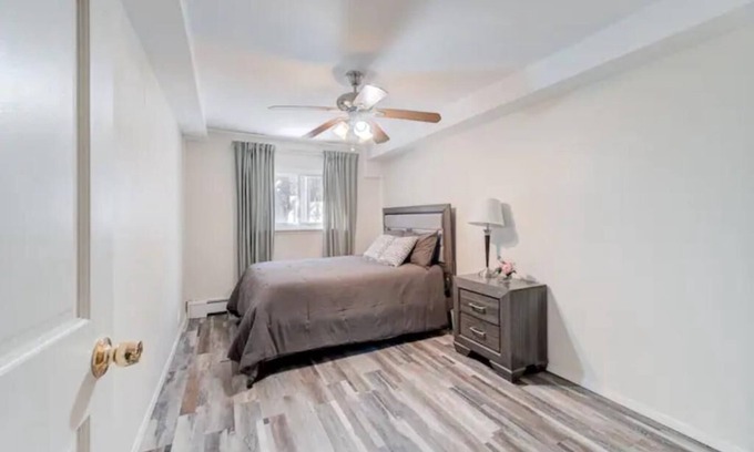 Canarsie Apartamento | Modern spacious 2 BD Getaway in vibrant Canarsie Brooklyn with Parking