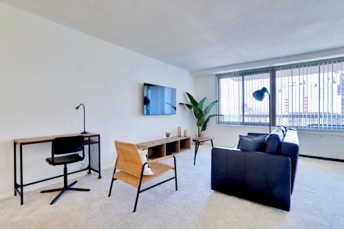 Aurora Highlands Apartamento | Modern & Spacious 2BR Apartment at Crystal city