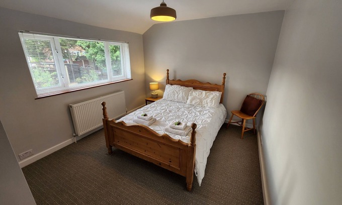 Guildford Casa | Modern, spacious 3BR home in Guildford, sleeps 8