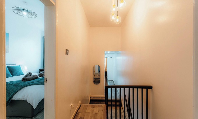 Bootle Casa | Modern Spacious 4 Bed- Sleeps 7