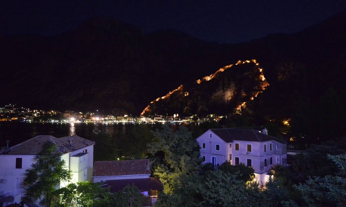 Skaljari Apartamento | Modern, spacious apartment near the Old town with a beautiful view