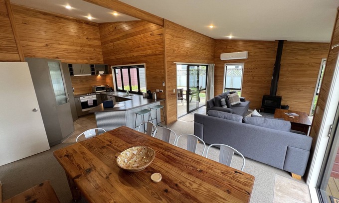 Kinloch Casa | Modern spacious bach close to the lake