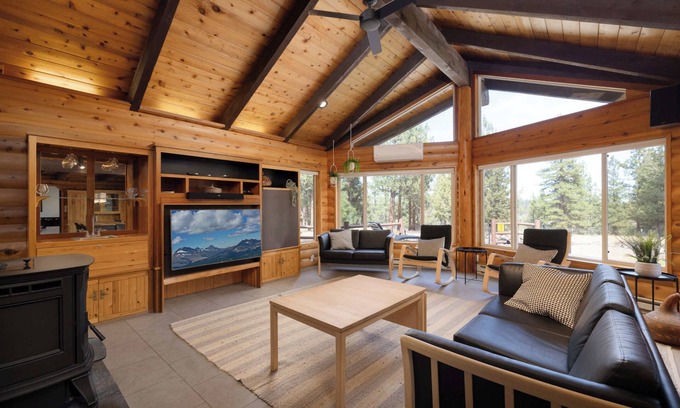 Sisters Casa | Modern Spacious Cabin Nestled on Several Acres of Scenic Land!