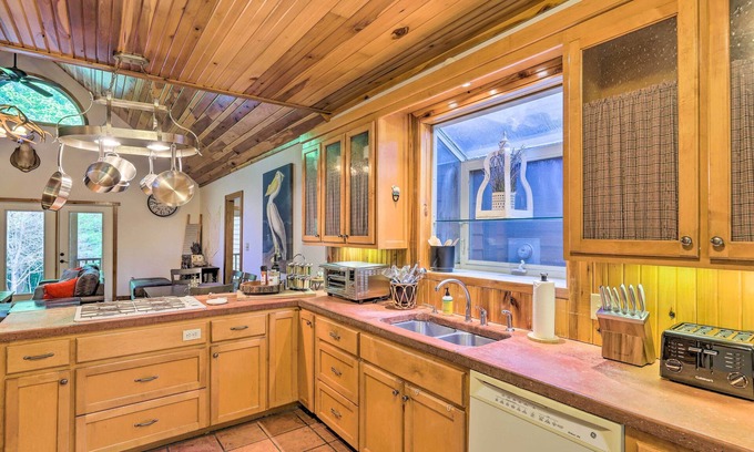 Florence Casa | Modern, Spacious Florence Retreat w/ Fire Pit