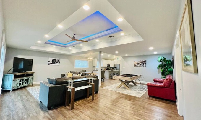 Fillmore Apartamento | Sapcious Modern New Orelans Home con sala de cine