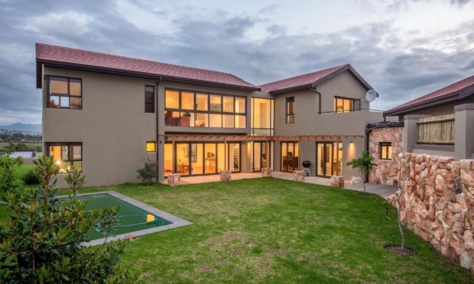 Raithby Casa | Modern spacious home in heart of Cape Winelands