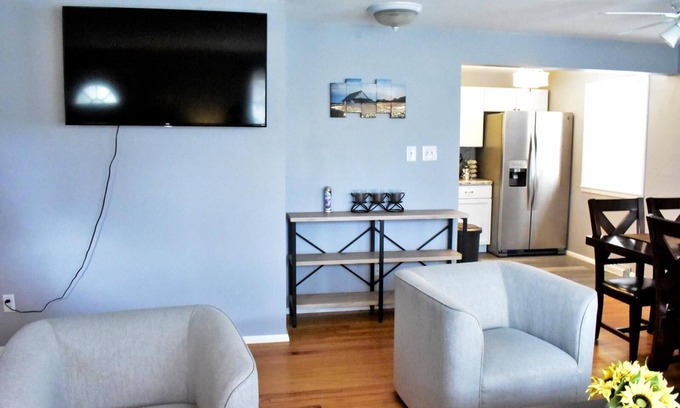 Manhattan Casa | Modern & Spacious ~ Near Bill Snyder ~ ♛Royal Beds