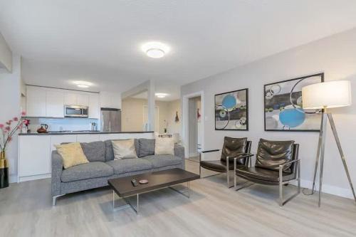 West Vancouver Casa | Modern Spacious Ocean-view Suite with Private Ent