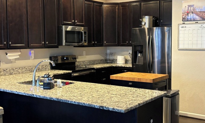 North Central Casa | Modern, spacious, house - Centrally Located! Pet Friendly!