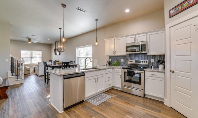 Bethel Heights Casa | Modern Springdale Home: 13 Mi to Fayetteville!