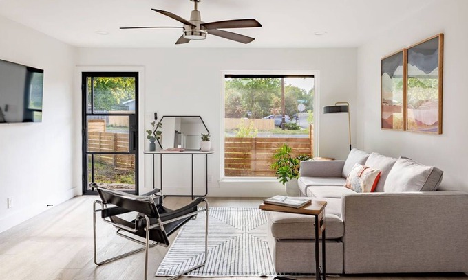 East Congress Condominio | Modern St. Elmo 2 Bedroom 10 Min- Downtown/Zilker