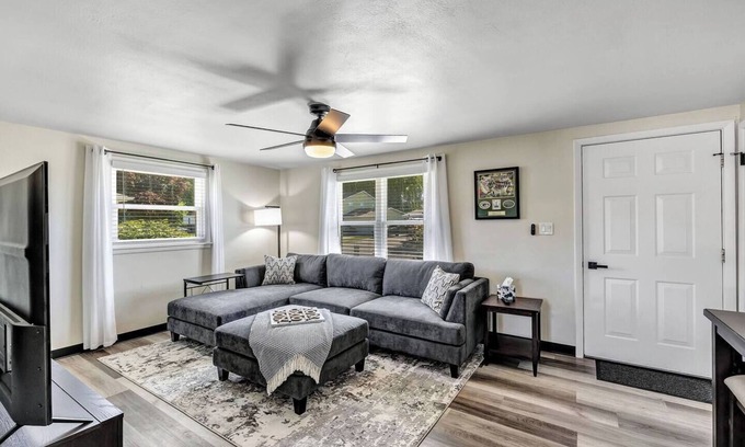 Green Bay Casa | Modern Stadium Home- Walking Distance to Lambeau