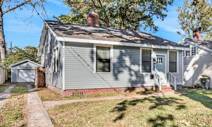 Murray Hill Casa | Modern stay close to downtown with a large yard, and central air-conditioning