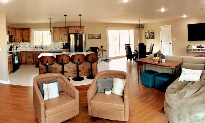 Columbia Casa | Modern Staycation