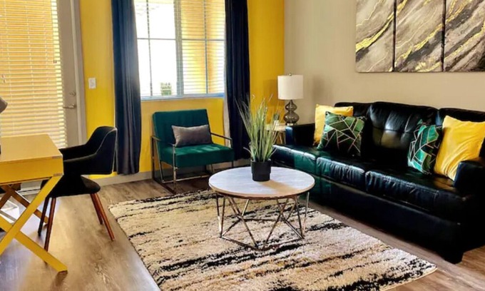Camarillo Apartamento | Modern ste w/♛King Bd, WIFI+YT TV, 15min ➼Oxnard