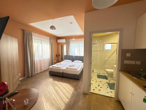 Limassol Apartamento | Modern Studio 2 private Kitchenette and Bathroom