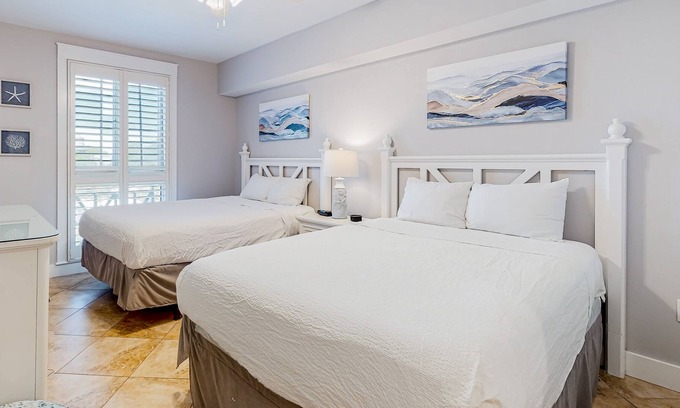 Baytowne Wharf Condominio | Modern studio condo with pool, tennis, & golf