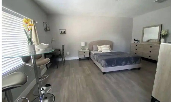 Northwest Area Apartamento | Modern Studio Designed for Extended Stays - Private Bath, Kitchen, Entrance