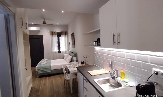Galissas Apartamento | Modern studio in Galissas with AC, Sat-WiFi, free parking just 160m. from beach!