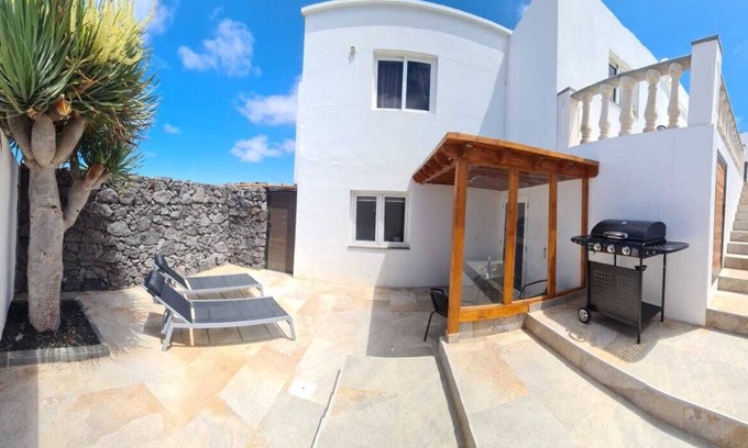 Tinajo Casa | Estudio acogedor con impresionantes vistas costeras, balcón y barbacoa en Tinajo