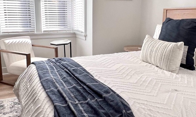 St. Michaels Apartamento | Modern Studio in heart of town, walk everywhere!