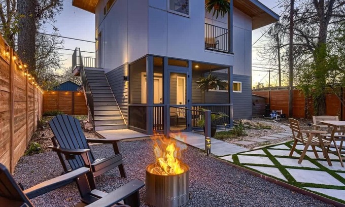 Holly Casa | Modern Studio in Walkable Holly District