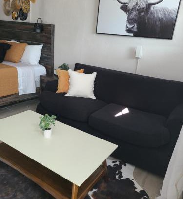 Bryant Apartamento | Modern Studio Retreat with King Bed - Cozy Comfort