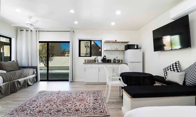 Greater Wilshire - Hancock Park Apartamento | Modern Studio Suite w/ Kitchen by Miracle Mile