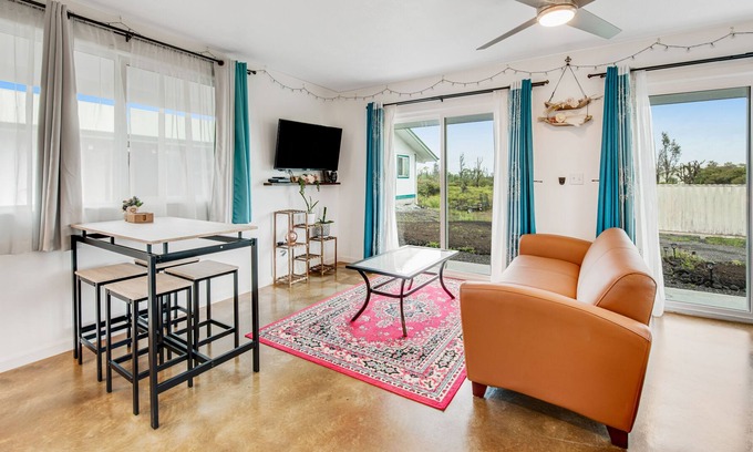 Keaau Apartamento | Modern studio with gated access, lanai, kitchenette, & private washer and dryer