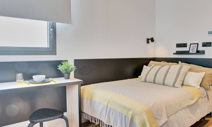 Milagrosa Apartamento | Modern Studio with High-Speed Wi-Fi in Pamplona