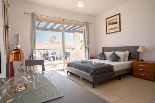 Peyia Town Apartamento | Modern Studio with Pool and Balcony Hillside and Sea Views For Business or Leisure Travellers