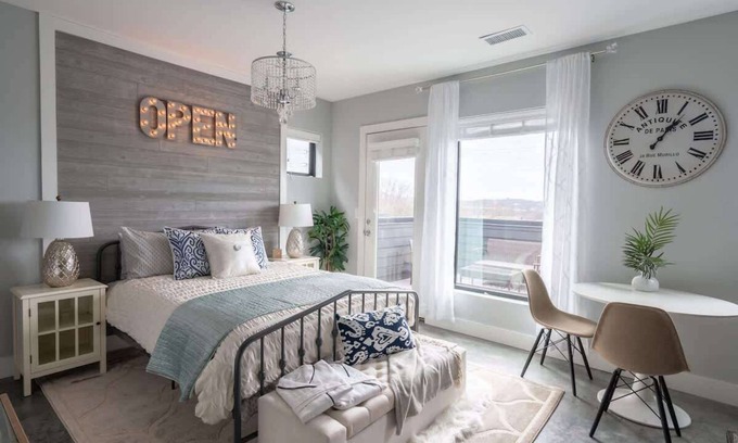 The Nations Apartamento | Modern Studio with Private Deck in Nashville