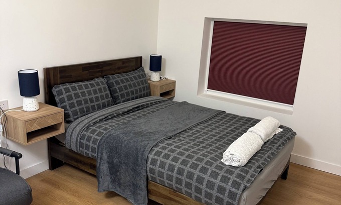 Bow Apartamento | Modern Studio with private Bathroom & Kitchenette in 3 bed apartment