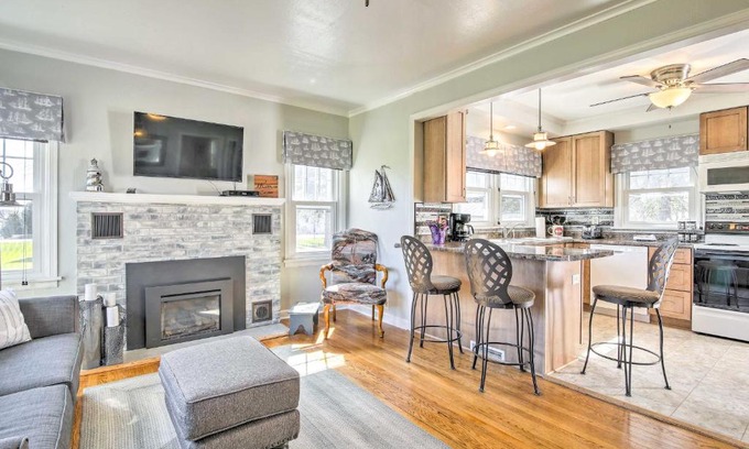 Sturgeon Bay Casa | Modern Sturgeon Bay Home by Potawatomi State Park!