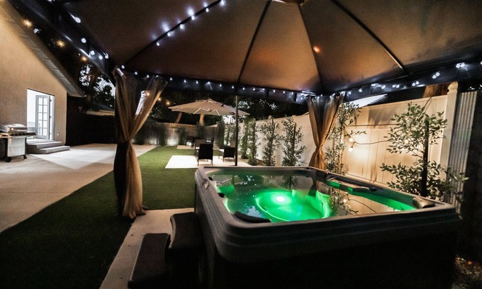 Winnetka Casa | Modern Style 4-Bedroom Home with Jacuzzi