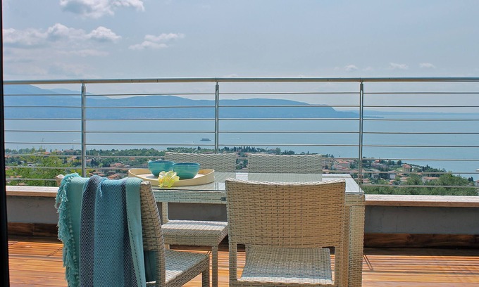 Toscolano Maderno Apartamento | Moderno limonaia apartamento de estilo, con magníficas vistas del lago y una gran piscina