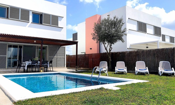 Cala'n Bosch Chalet De Esquí | Villa de estilo moderno y con mucho encanto ideal para disfrutar las vacaciones.