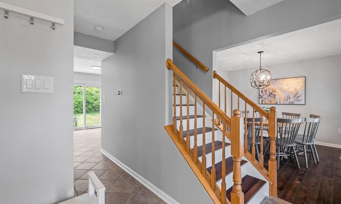 Cranberry Township Casa | Modern & Stylish 5 Bdr Home in Cranberry/Pittsburg