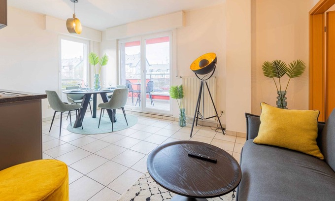 Esch-sur-Alzette Apartamento | Modern, Stylish Apartment w / Balcony View